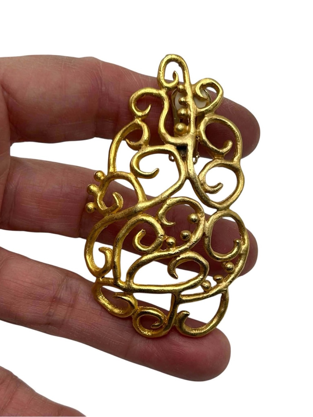Vintage 1980’s Matte Gold Huge Scrolled Clip Earrings - Picture 3 of 4